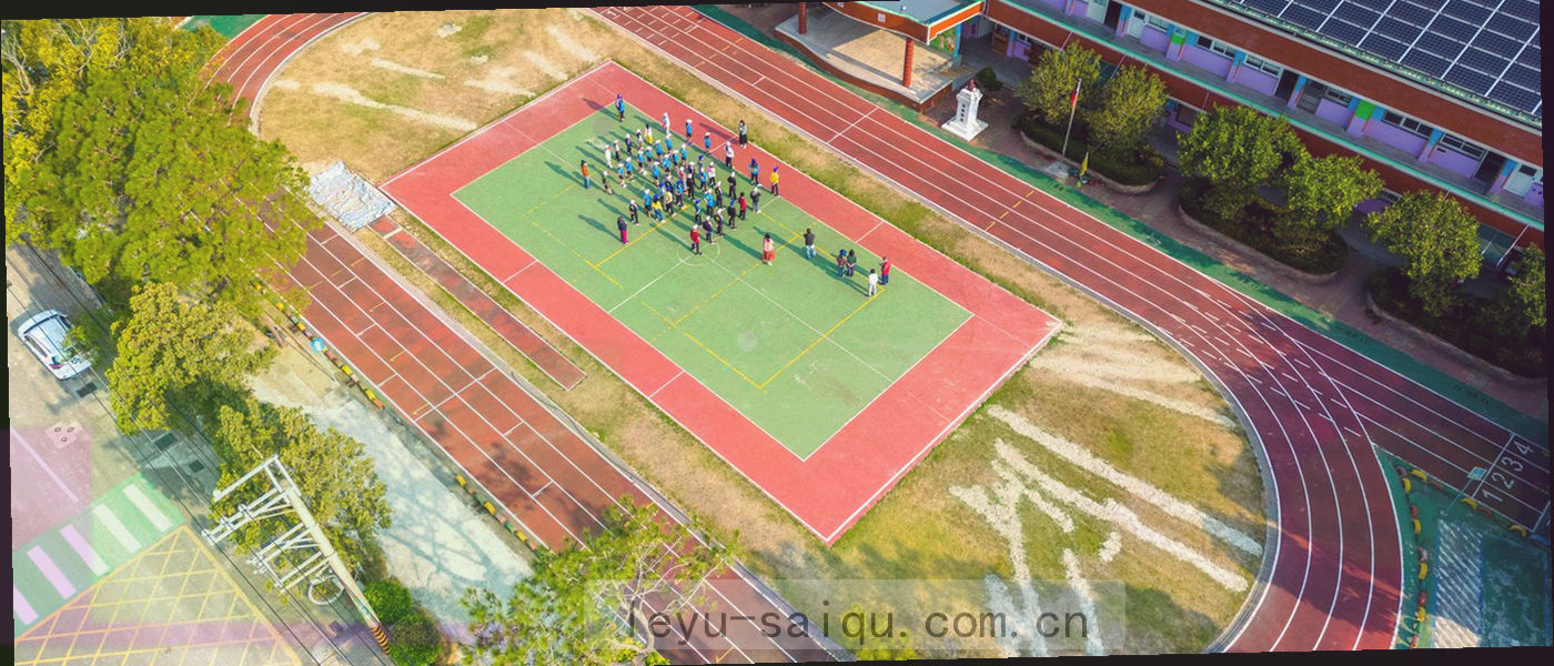 更衣室通道尽头亮着的计时器，画面偏暗偏冷
